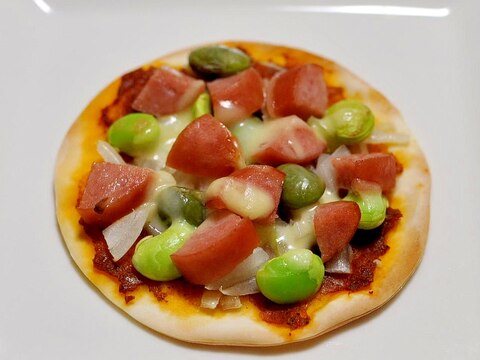 チョリソー＆枝豆＆カレーペーストde餃子の皮ピザ